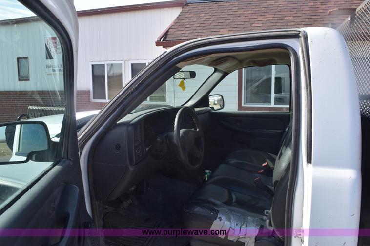 image for item E6123 2007 Chevrolet Silverado 2500HD flatbed pickup truck