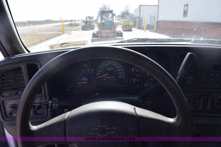 image for item E6123 2007 Chevrolet Silverado 2500HD flatbed pickup truck