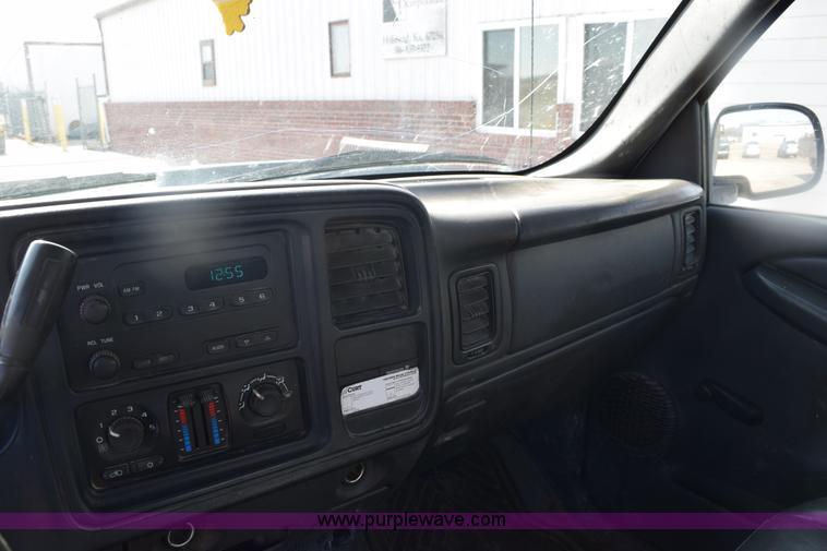 image for item E6123 2007 Chevrolet Silverado 2500HD flatbed pickup truck