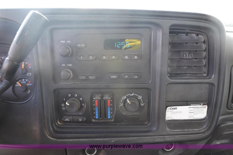 image for item E6123 2007 Chevrolet Silverado 2500HD flatbed pickup truck