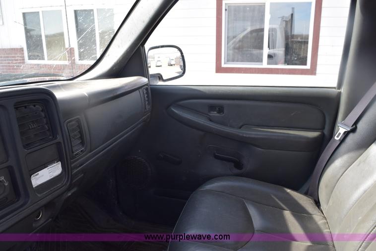 image for item E6123 2007 Chevrolet Silverado 2500HD flatbed pickup truck