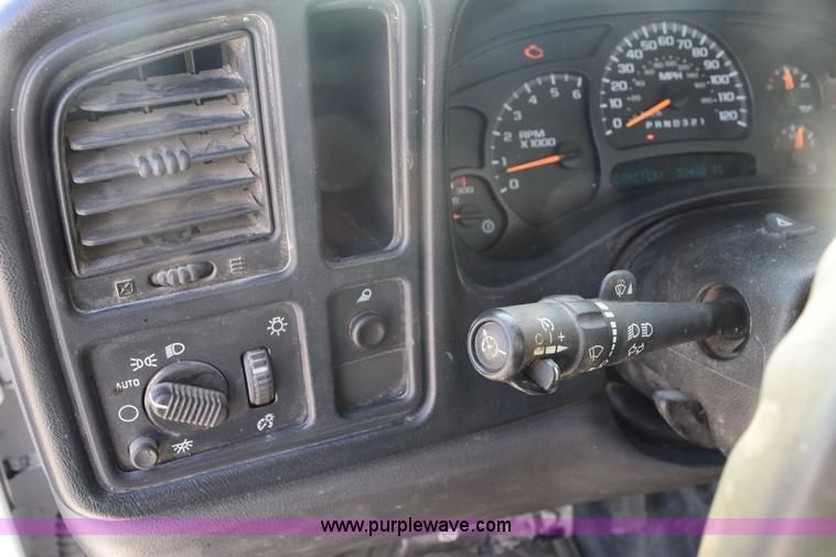 image for item E6123 2007 Chevrolet Silverado 2500HD flatbed pickup truck