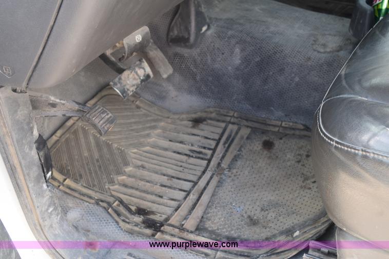 image for item E6123 2007 Chevrolet Silverado 2500HD flatbed pickup truck