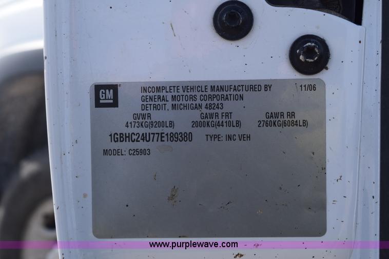 image for item E6123 2007 Chevrolet Silverado 2500HD flatbed pickup truck