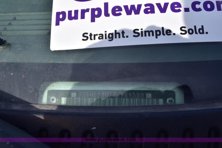 image for item E6123 2007 Chevrolet Silverado 2500HD flatbed pickup truck