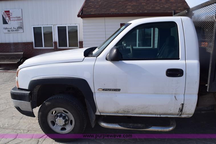 image for item E6123 2007 Chevrolet Silverado 2500HD flatbed pickup truck