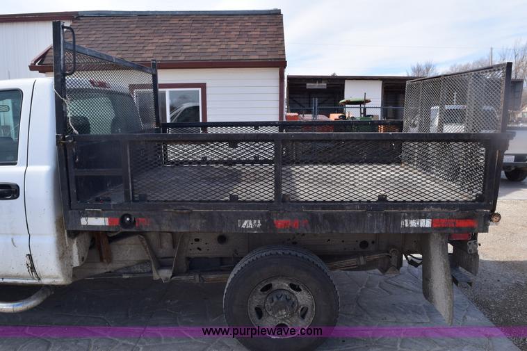 image for item E6123 2007 Chevrolet Silverado 2500HD flatbed pickup truck