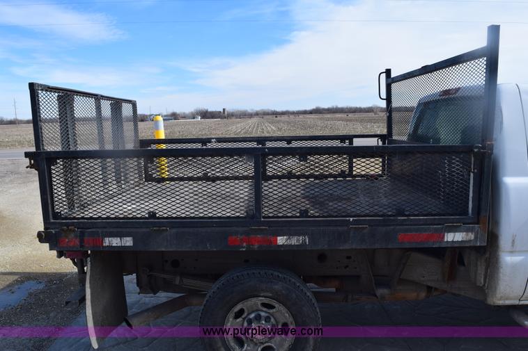 image for item E6123 2007 Chevrolet Silverado 2500HD flatbed pickup truck