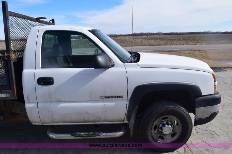 image for item E6123 2007 Chevrolet Silverado 2500HD flatbed pickup truck