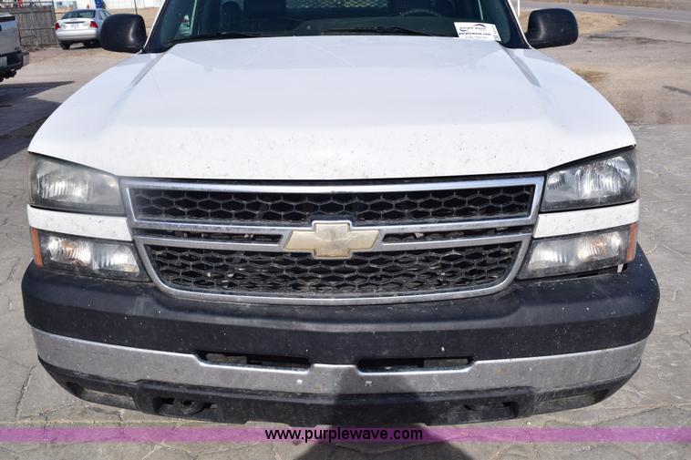 image for item E6123 2007 Chevrolet Silverado 2500HD flatbed pickup truck