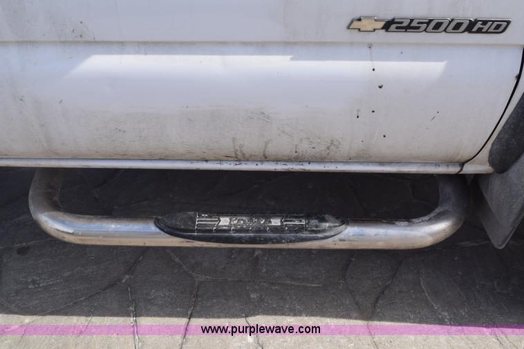 image for item E6123 2007 Chevrolet Silverado 2500HD flatbed pickup truck