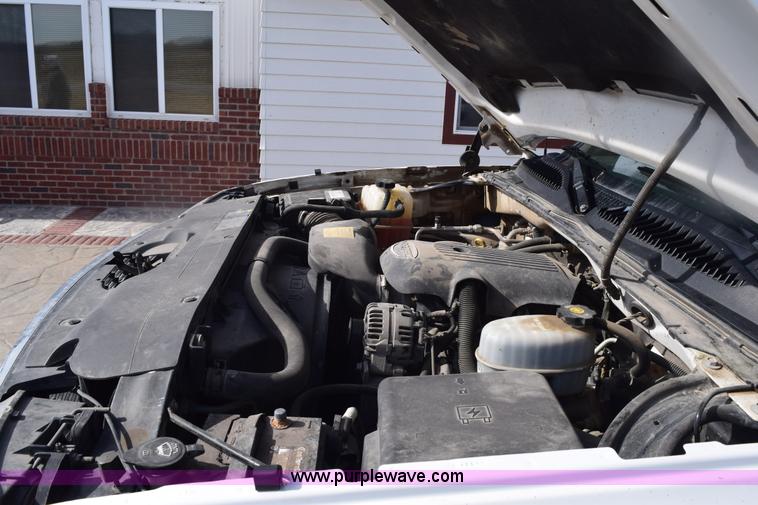 image for item E6123 2007 Chevrolet Silverado 2500HD flatbed pickup truck