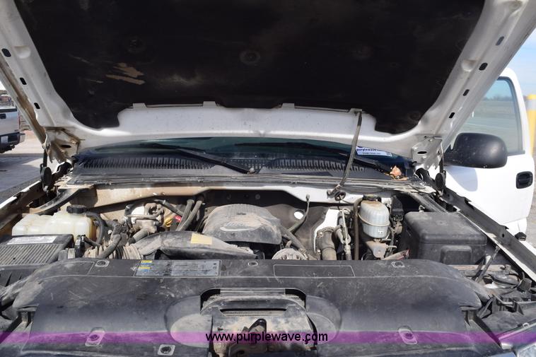 image for item E6123 2007 Chevrolet Silverado 2500HD flatbed pickup truck