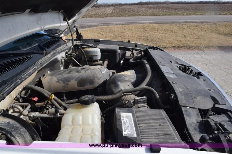 image for item E6123 2007 Chevrolet Silverado 2500HD flatbed pickup truck