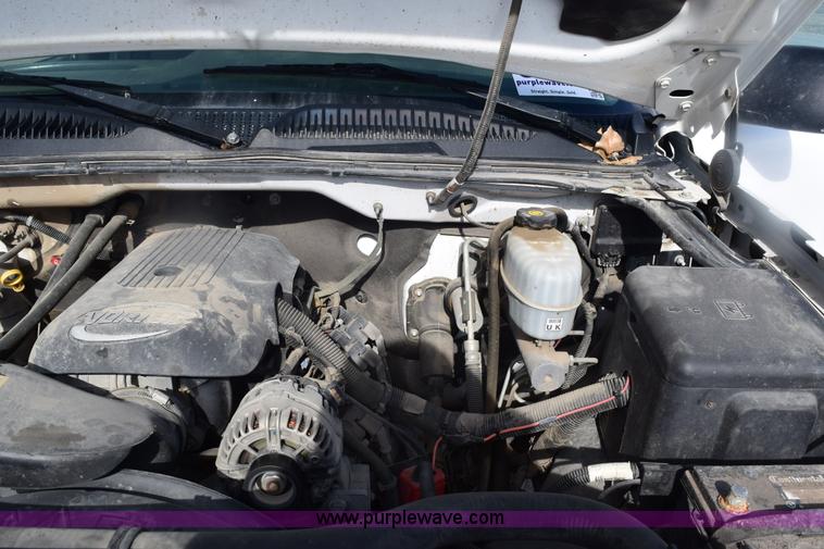 image for item E6123 2007 Chevrolet Silverado 2500HD flatbed pickup truck