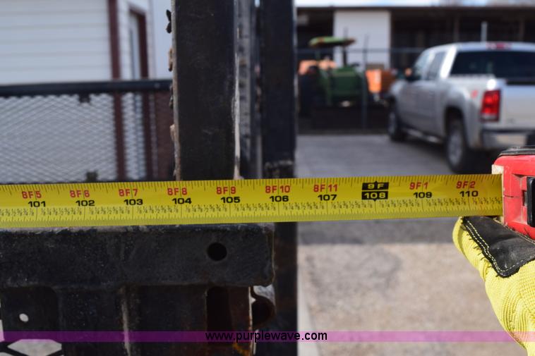 image for item E6123 2007 Chevrolet Silverado 2500HD flatbed pickup truck