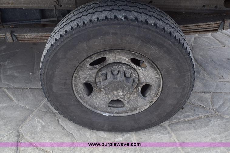 image for item E6123 2007 Chevrolet Silverado 2500HD flatbed pickup truck