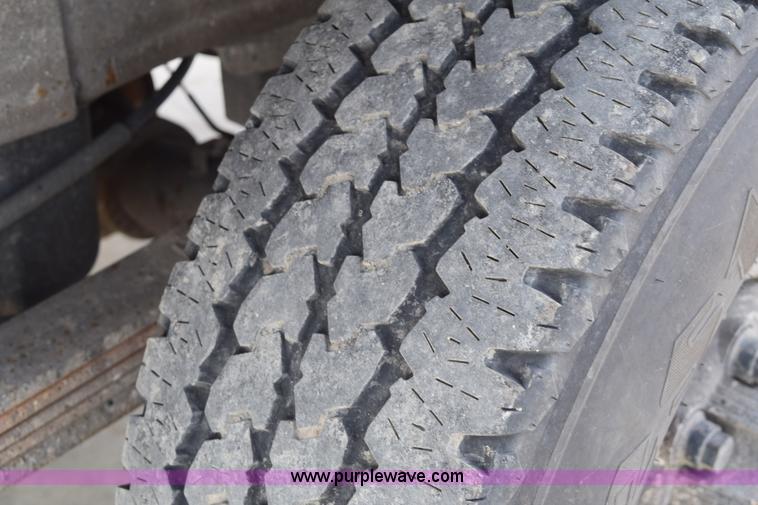 image for item E6123 2007 Chevrolet Silverado 2500HD flatbed pickup truck