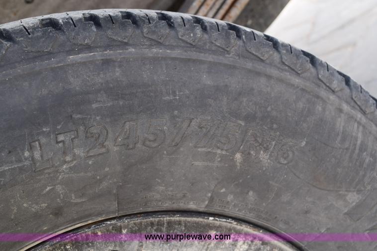 image for item E6123 2007 Chevrolet Silverado 2500HD flatbed pickup truck