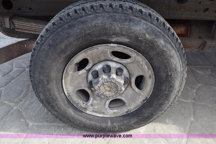 image for item E6123 2007 Chevrolet Silverado 2500HD flatbed pickup truck