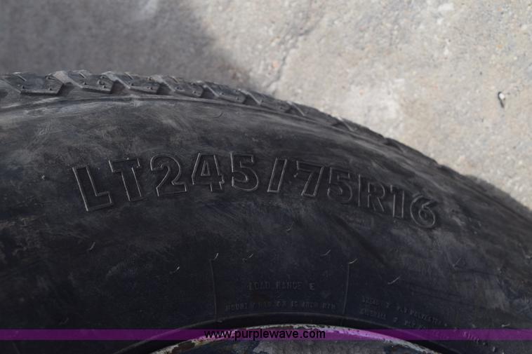 image for item E6123 2007 Chevrolet Silverado 2500HD flatbed pickup truck