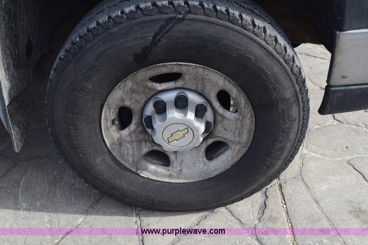 image for item E6123 2007 Chevrolet Silverado 2500HD flatbed pickup truck