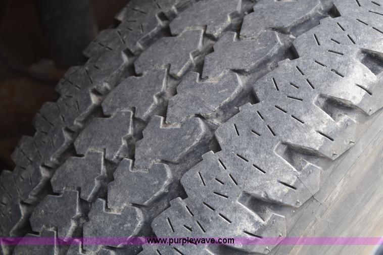 image for item E6123 2007 Chevrolet Silverado 2500HD flatbed pickup truck