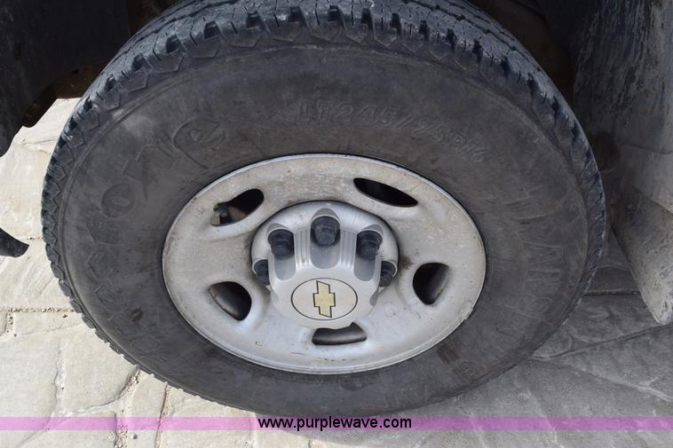 image for item E6123 2007 Chevrolet Silverado 2500HD flatbed pickup truck