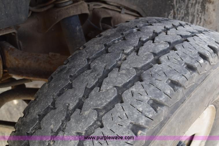 image for item E6123 2007 Chevrolet Silverado 2500HD flatbed pickup truck