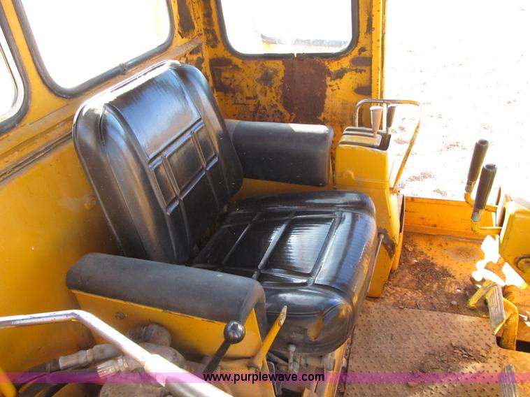 image for item F8899 1973 Caterpillar D6C dozer