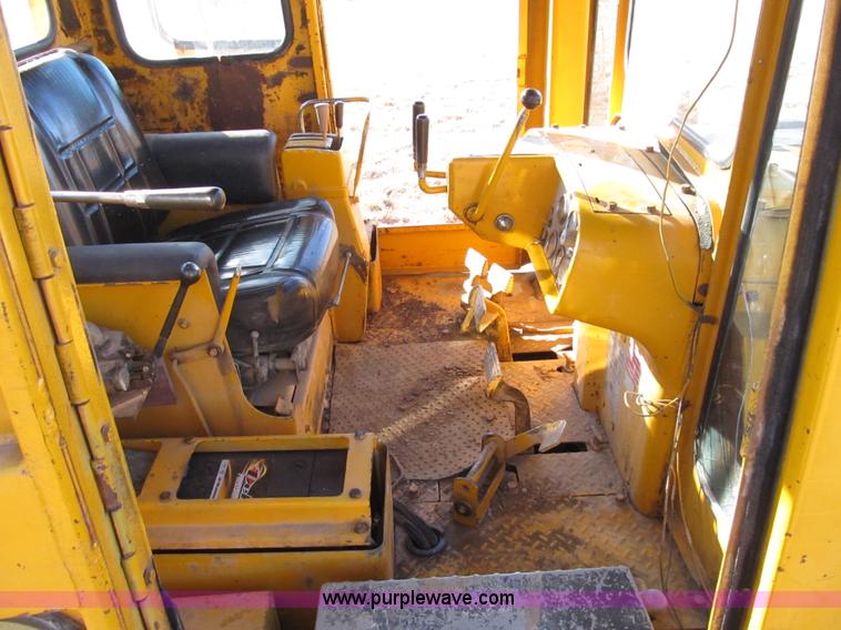 image for item F8899 1973 Caterpillar D6C dozer