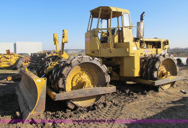 image for item F8958 1973 Caterpillar 825B compactor