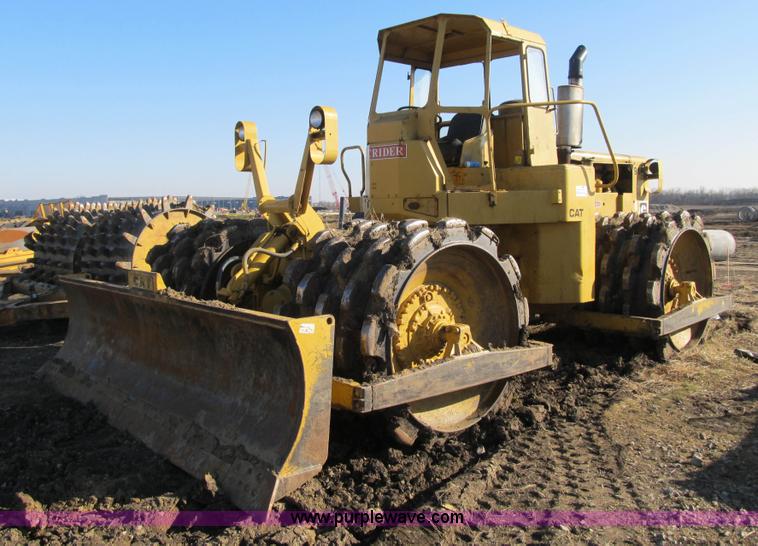 image for item F8958 1973 Caterpillar 825B compactor