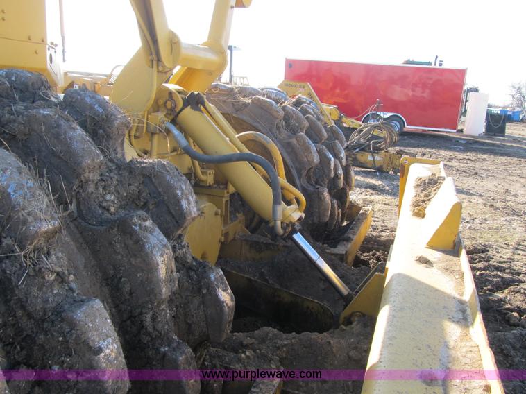 image for item F8958 1973 Caterpillar 825B compactor