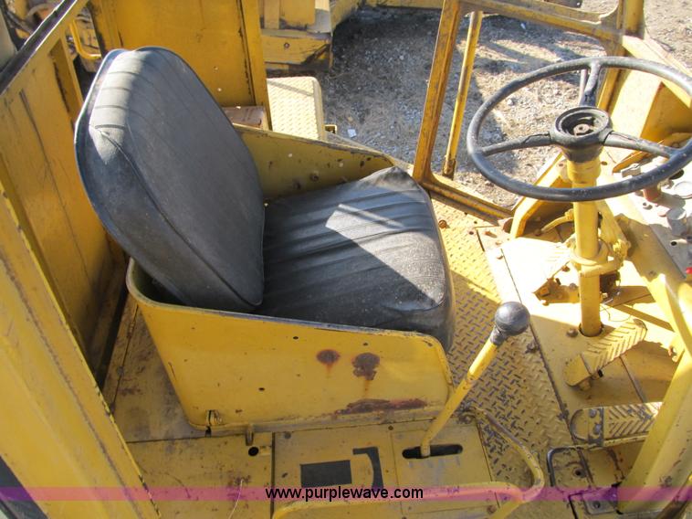 image for item F8958 1973 Caterpillar 825B compactor