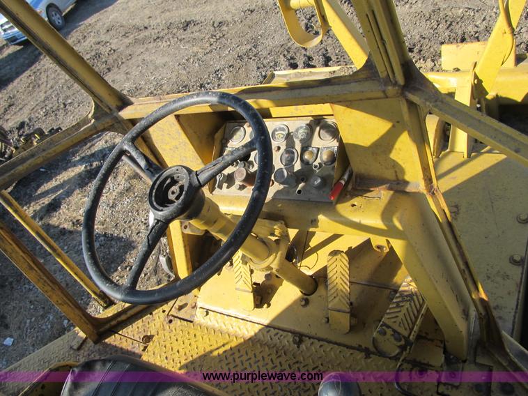 image for item F8958 1973 Caterpillar 825B compactor