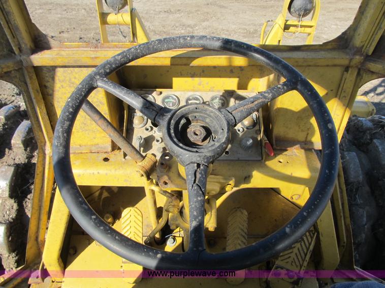 image for item F8958 1973 Caterpillar 825B compactor