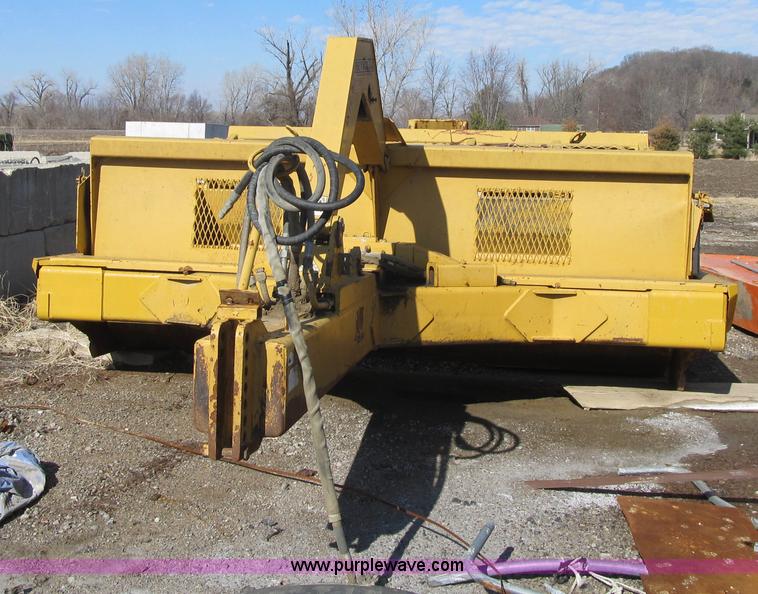 image for item F8960 2002 Reynolds 18 CMX pan scraper