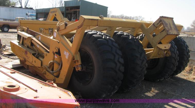 image for item F8960 2002 Reynolds 18 CMX pan scraper