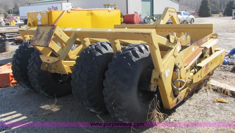 image for item F8960 2002 Reynolds 18 CMX pan scraper