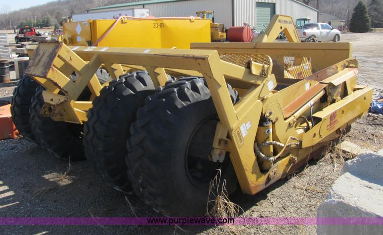 image for item F8960 2002 Reynolds 18 CMX pan scraper