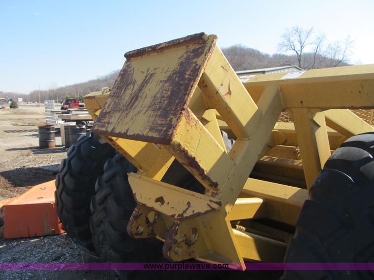 image for item F8960 2002 Reynolds 18 CMX pan scraper