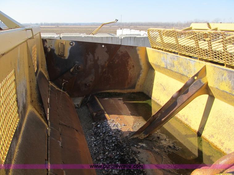 image for item F8960 2002 Reynolds 18 CMX pan scraper