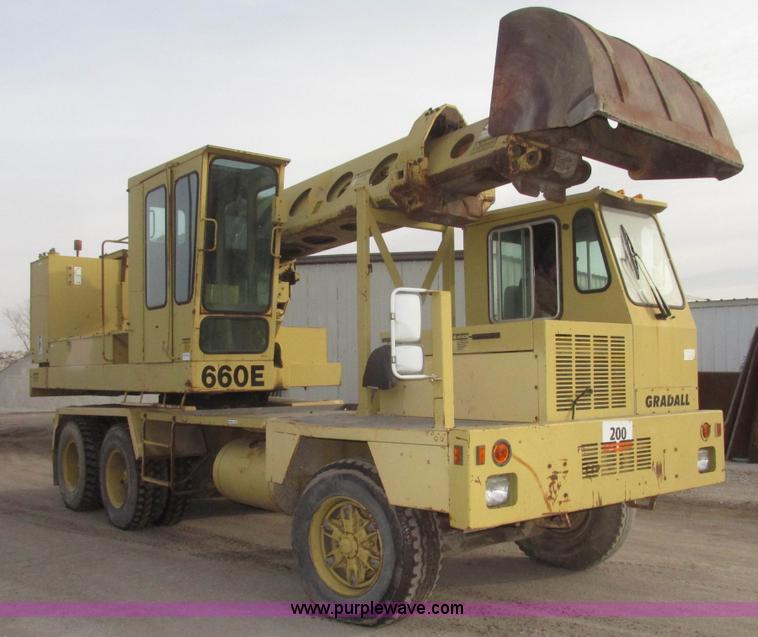 image for item G9796 Gradall G660E rubber tired excavator