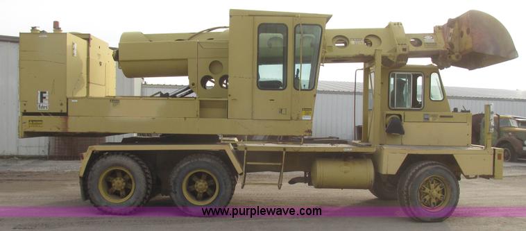 image for item G9796 Gradall G660E rubber tired excavator