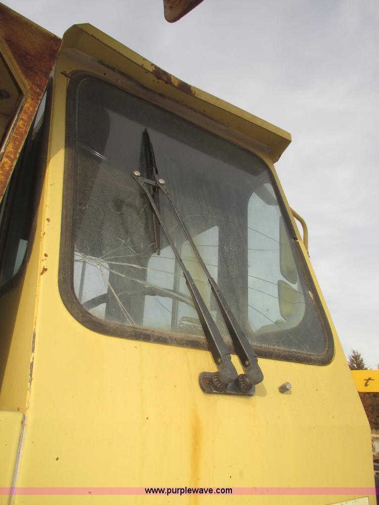 image for item G9796 Gradall G660E rubber tired excavator