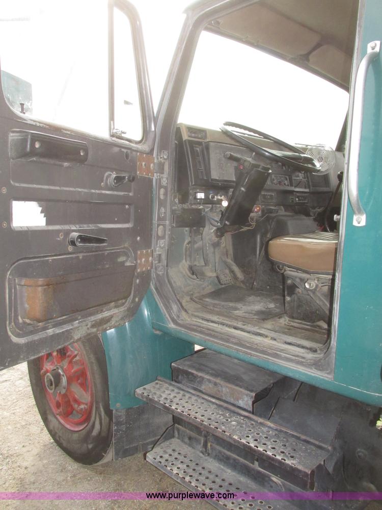 image for item G9797 1993 International 4900 dump truck