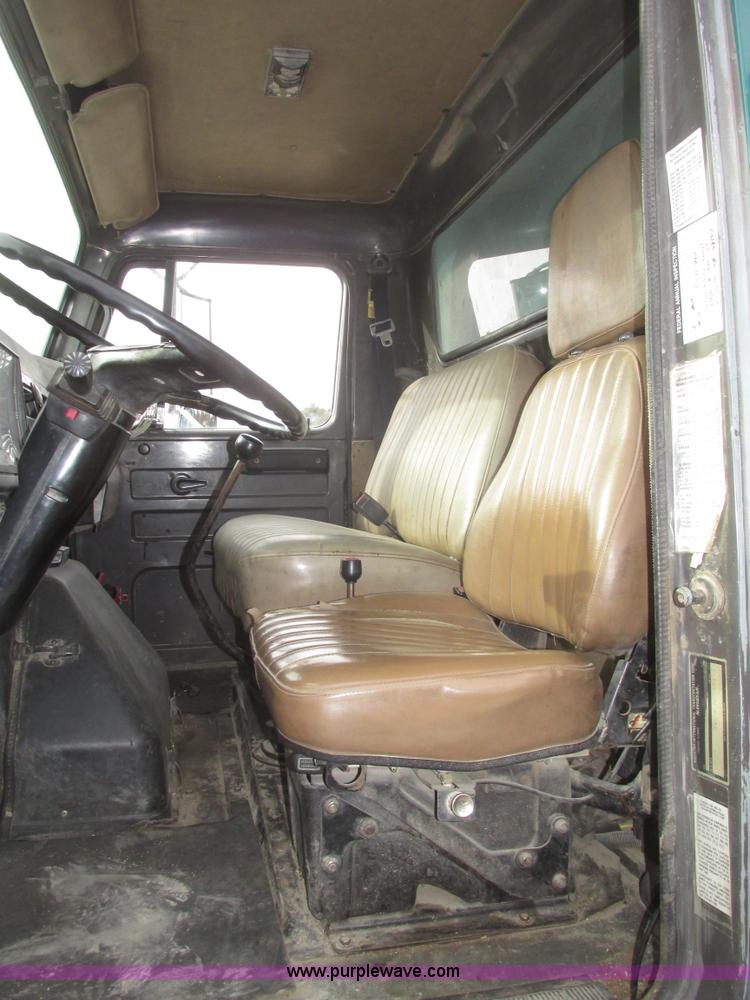 image for item G9797 1993 International 4900 dump truck