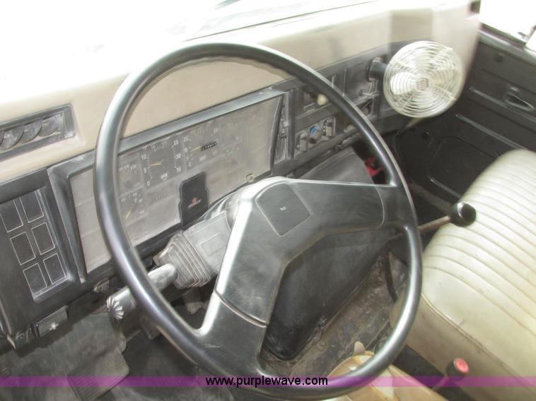 image for item G9797 1993 International 4900 dump truck