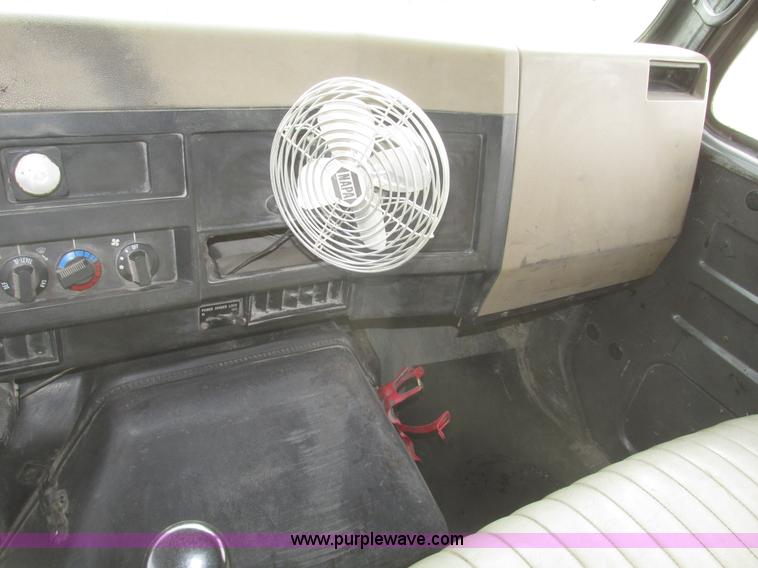 image for item G9797 1993 International 4900 dump truck